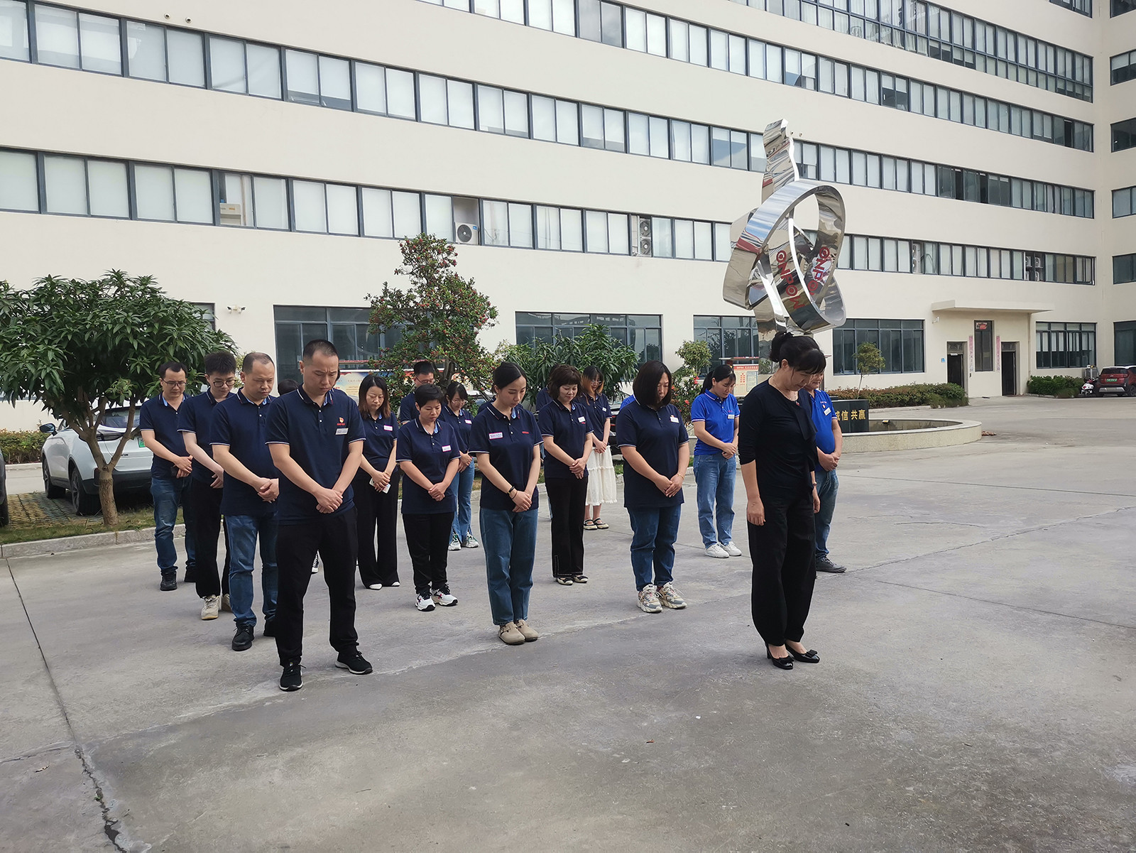 公司下半旗悼念李克强同志